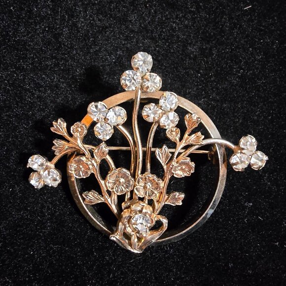 N/A Jewelry - Vintage Rhinestone Gold Tone Floral Brooch Pin With Intricate Flower Design